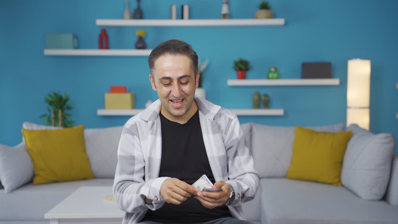 Uomo che conta i soldi guardando la telecamera