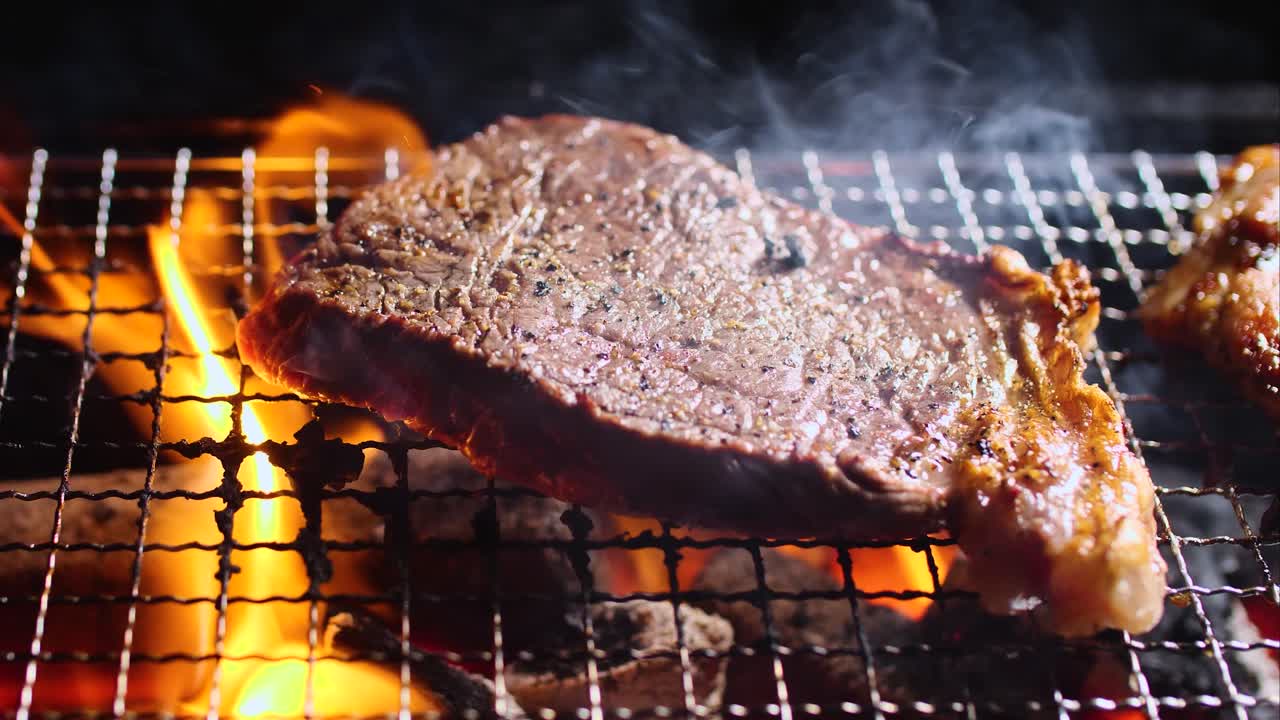 bistec a la parrilla de solomillo cocinando al fuego 4k