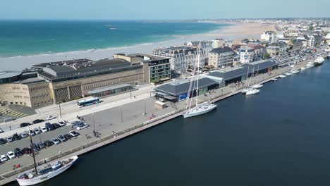 Yates-Amarrados-En-El-Puerto-De-Quayside-Saint-Marlo-Y-Marina-France-Drone,-Aéreo,-Vista-Desde-El-Aire