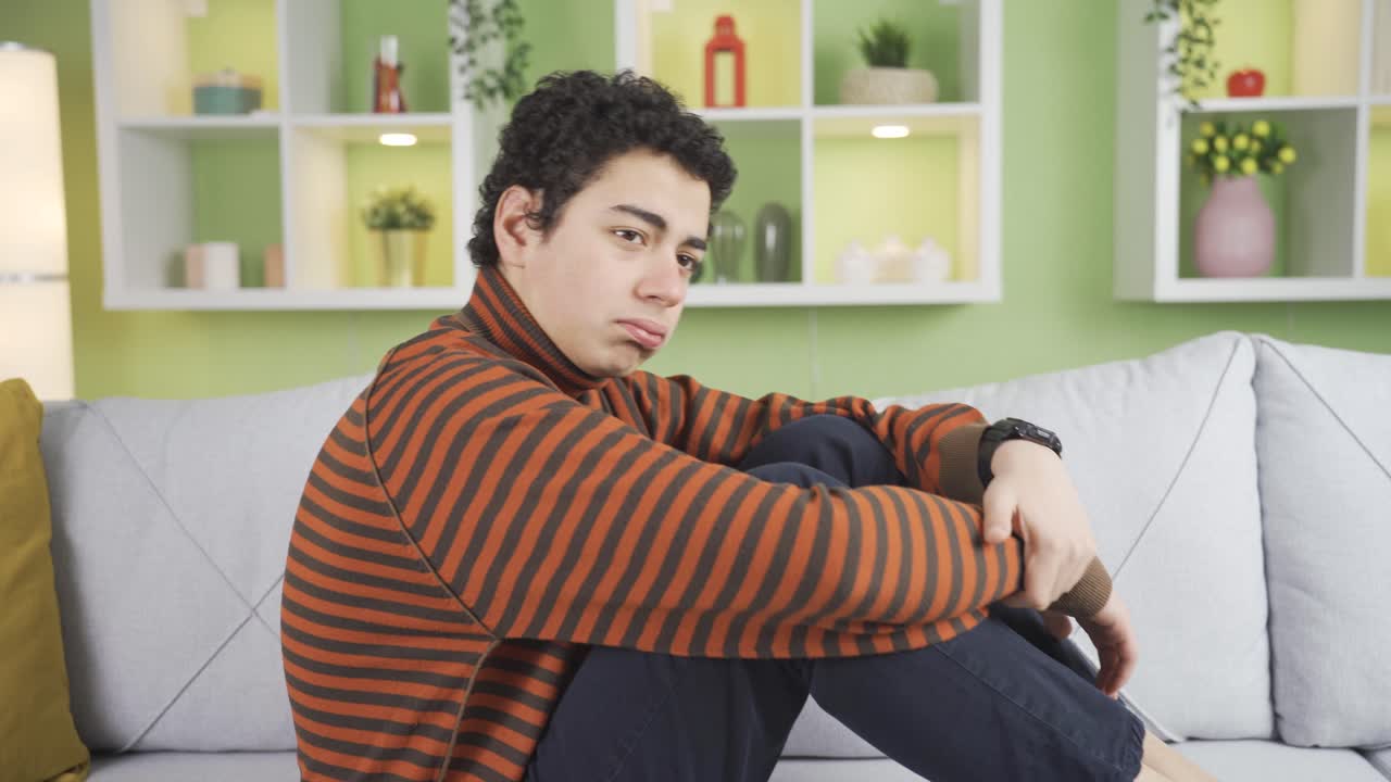 집에서 지루하고 슬픈 우울한 십대 소년.