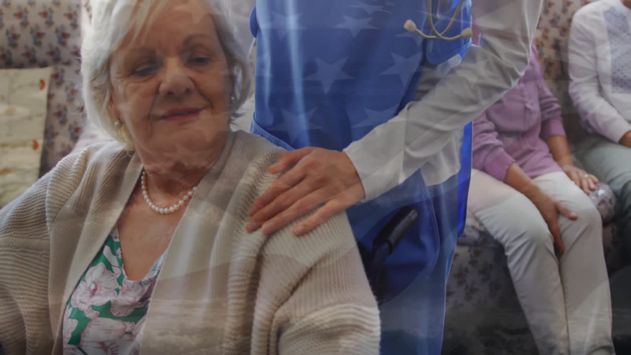 체어에 앉은 노인 환자와 함께 백인 여성 의사 위에 있는 미국 발의 애니메이션