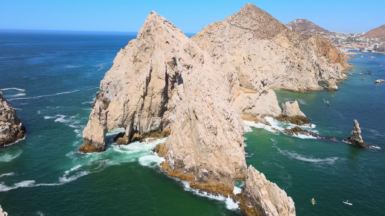 los cabos, cabo san lucas, bc, méxico vista aérea acantilados rocas colinas y olas