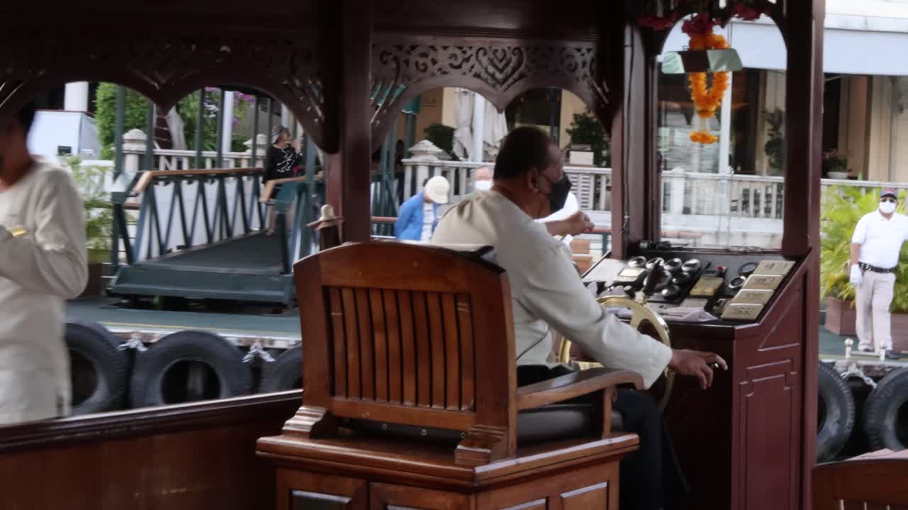 야외 에서 나무 악기 를 연주 하는 음악가