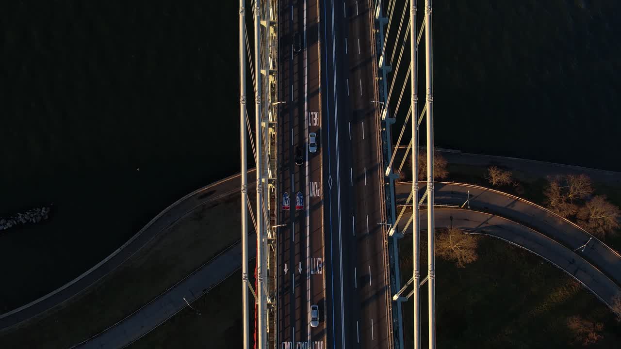 verrazzano-narrows 다리의 차량, 미국 뉴욕의 일출 - 공중 틸트 샷