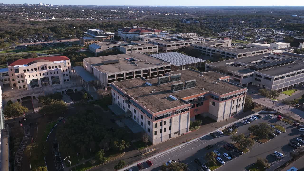 Una ripresa aerea con drone dell'Università del Texas a San Antonio, appena fuori dalla grande autostrada interstatale I-10, vicino a The Rim, sul lato nord-ovest della città. Il sole sta iniziando a tramontare.