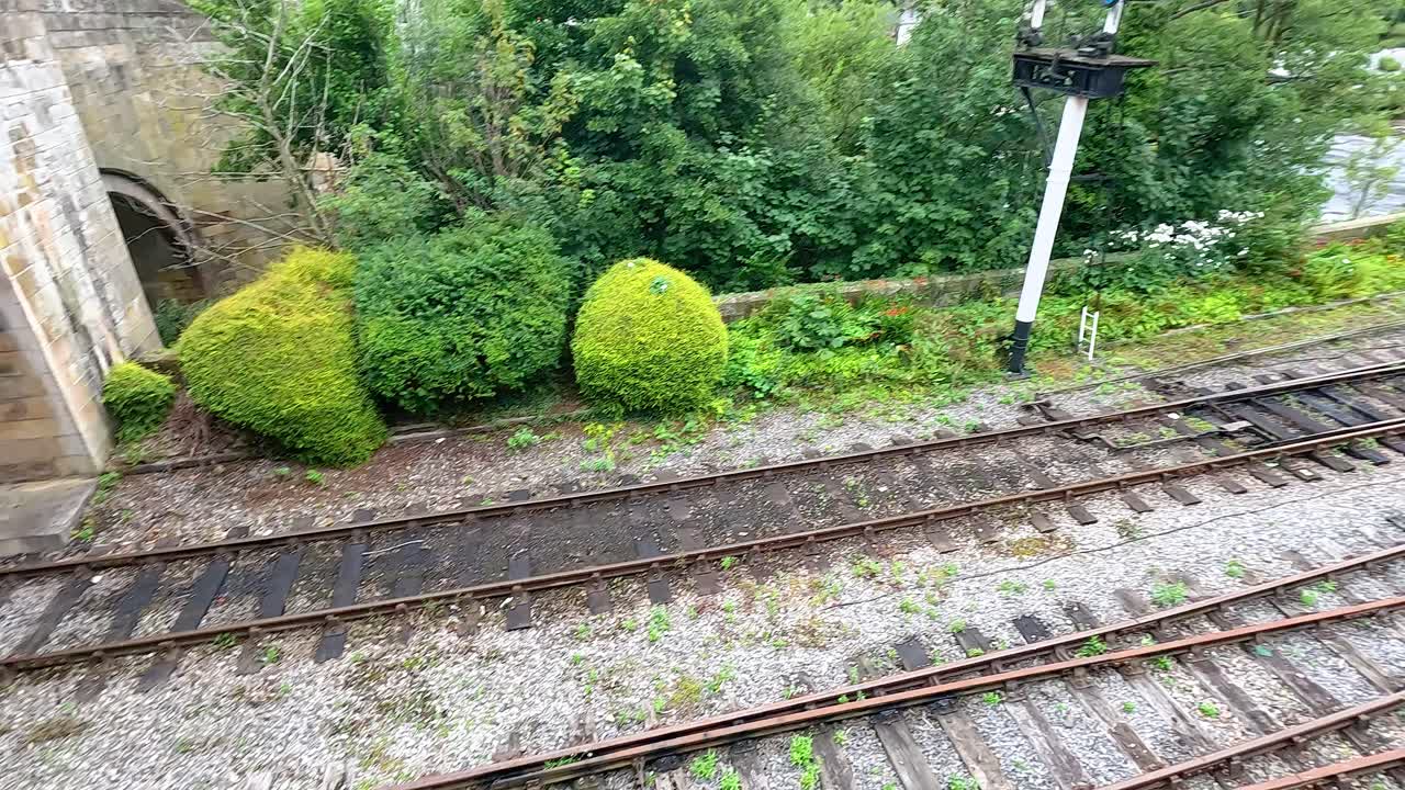 웨일즈의 경치 좋은 wrexham 역에 도착하는 열차