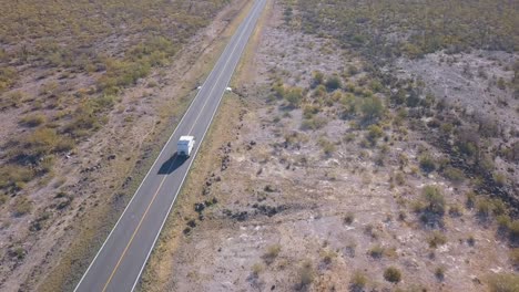 vista aérea de un rv conduciendo a través de la autopista 1 de méxico en el desierto