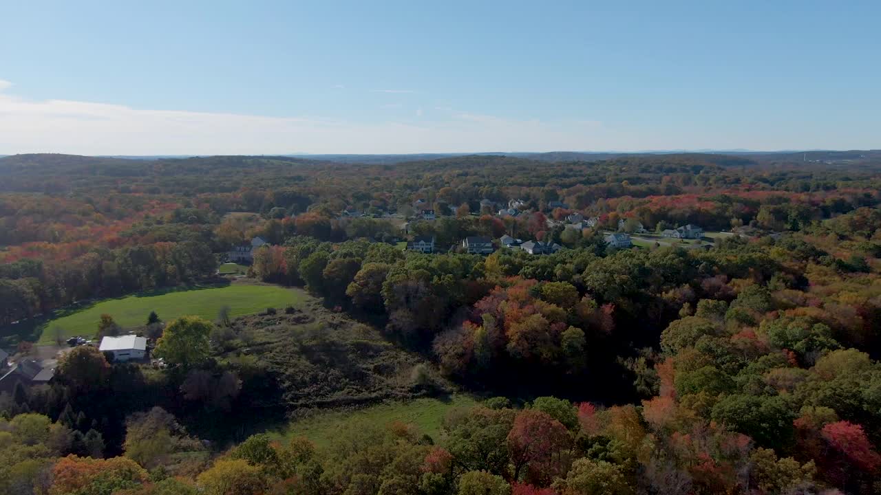 edificios de la ciudad de haverhill y paisajes forestales interminables con colores otoñales, vista aérea de drones