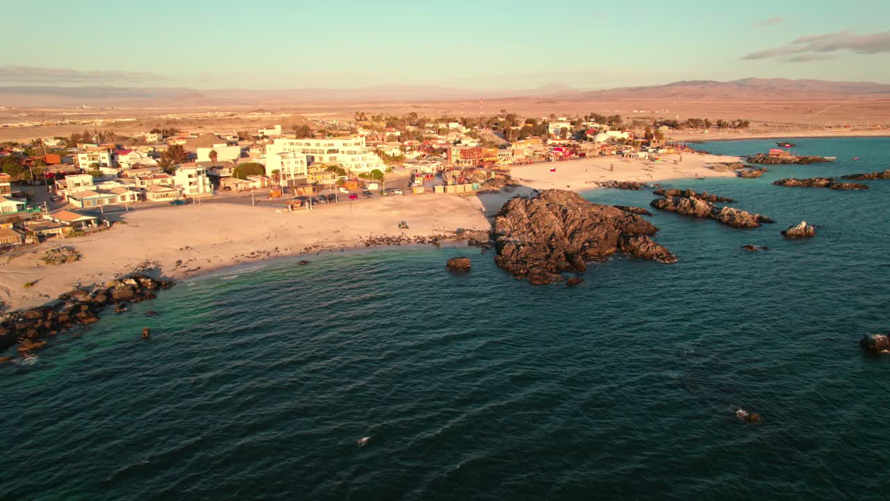 해가 지는 동안 바야 잉글라사 해변에 부 ⁇ 히는 파도의 공중 내려오는  ⁇
