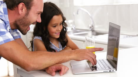 Hija-Y-Padre-Riendo-Frente-A-Una-Computadora-Portátil