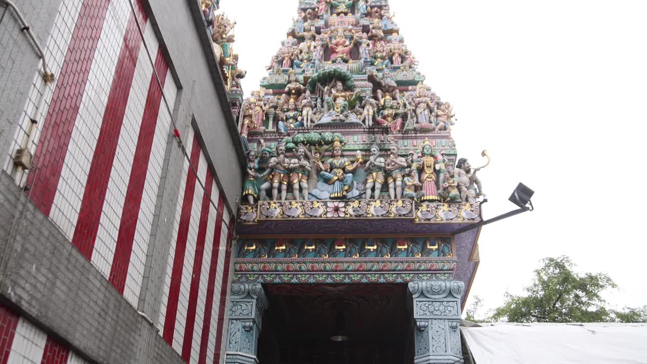 cima de un colorido templo con dioses hindúes en el barrio de little india en el centro de singapur en asia