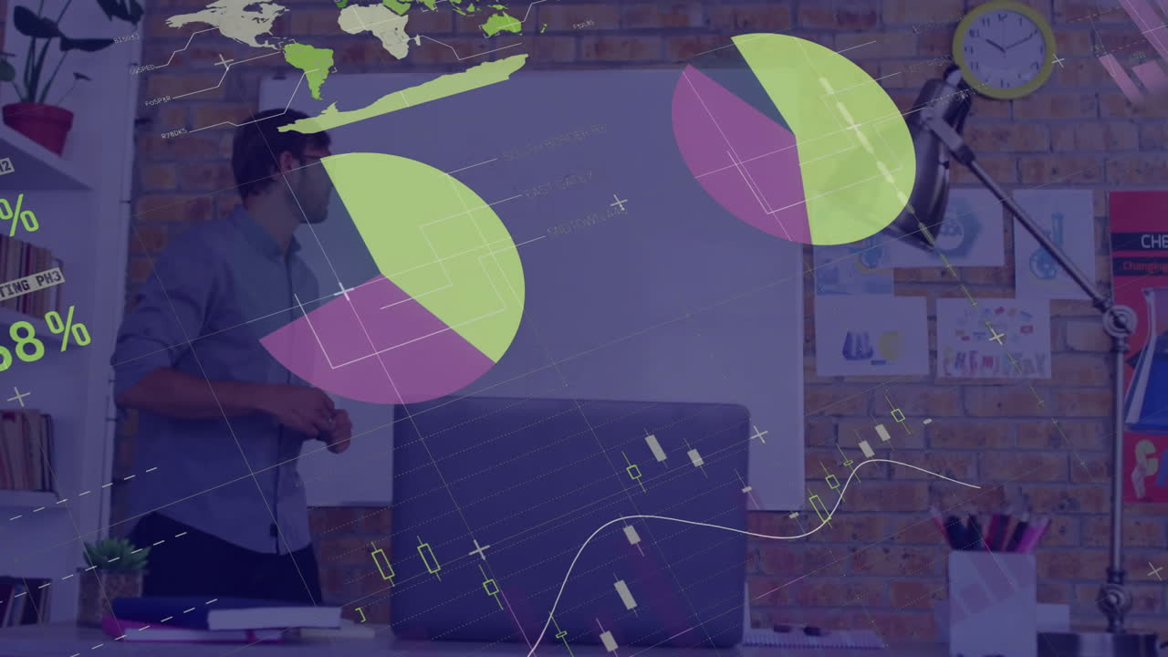 animación de procesamiento de datos en gráficos sobre profesor caucásico con computadora portátil dando lección en línea