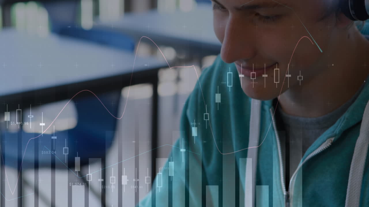 animación de procesamiento de datos estadísticos sobre un hombre caucásico sonriendo mientras usa una tableta en una cafetería