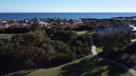 Blick-Auf-Den-Indischen-Ozean-Vom-Von-Bäumen-Gesäumten-Park,-Mindarie,-Perth