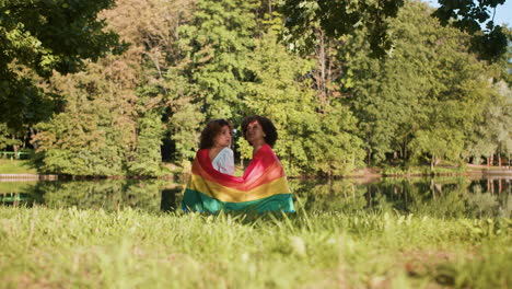 pareja con bandera de orgullo