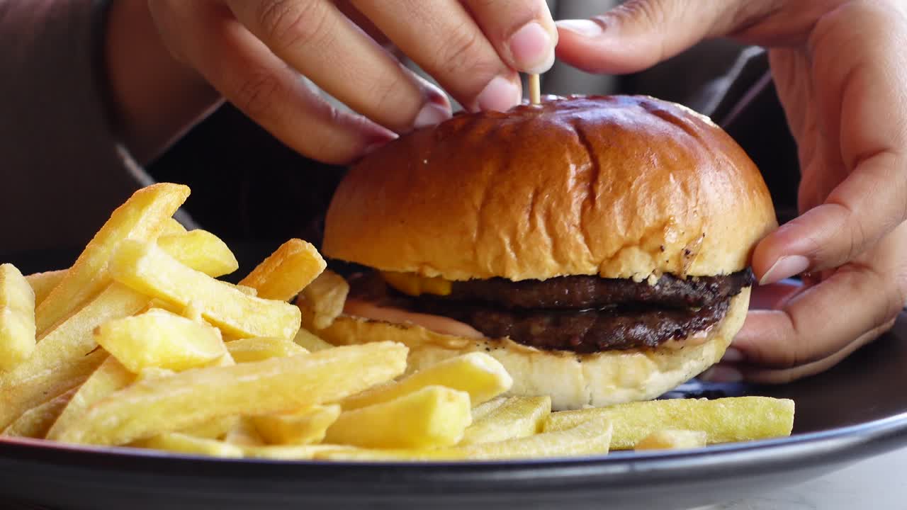 primer plano de una deliciosa hamburguesa con queso y papas fritas