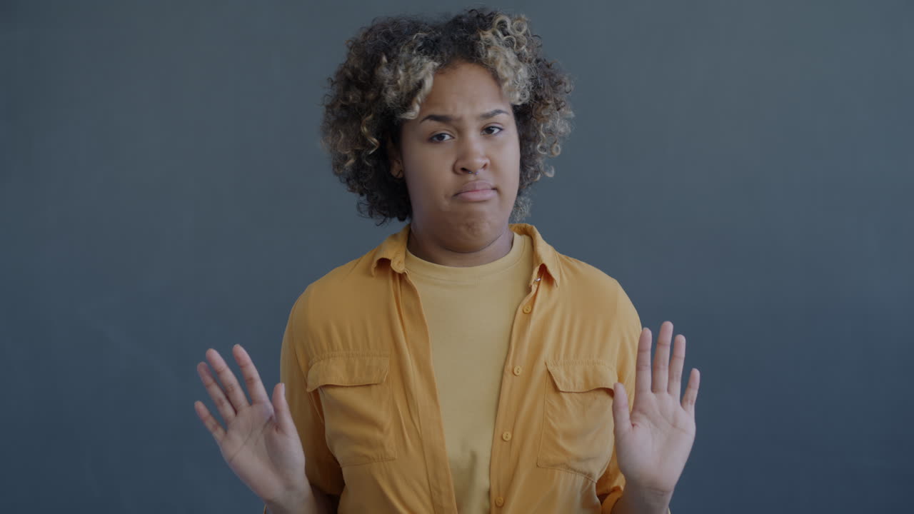 mujer expresando su desaprobación