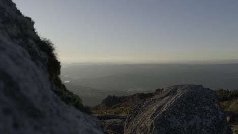 increíble vista en la cima de una montaña con grandes rocas con sanguijuelas al atardecer