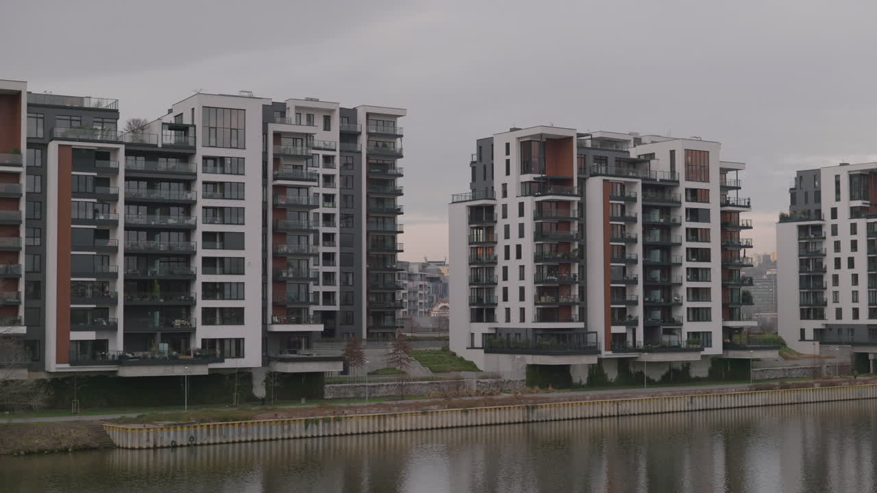 nuevos apartamentos modernos y prestigiosos a lo largo del terraplén en praga