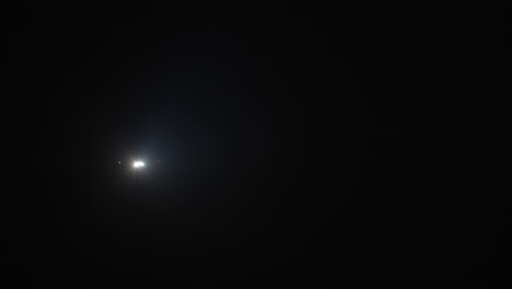 luces de avión en el cielo nocturno