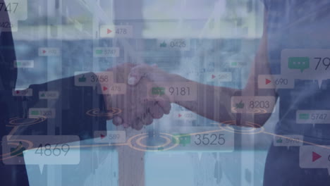 animación de datos e iconos de redes sociales sobre diversas personas de negocios que se dan la mano