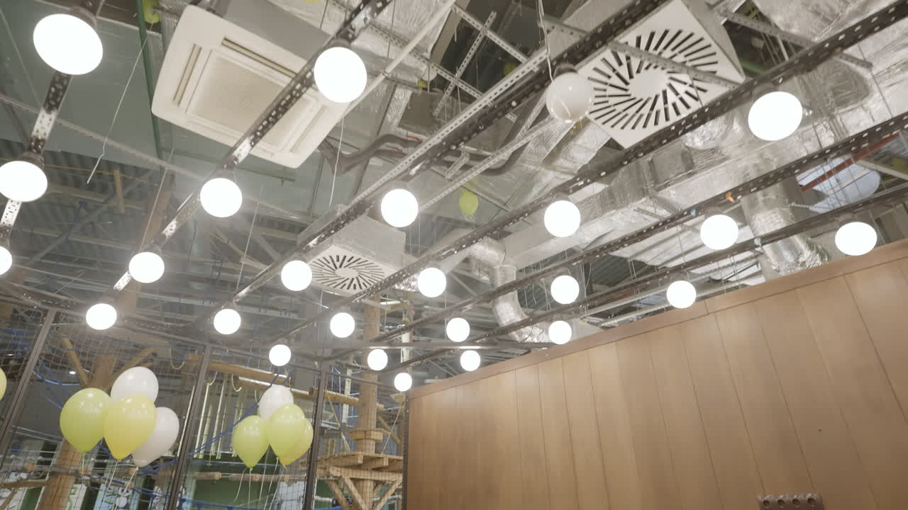 área de juegos interior con decoraciones para fiestas