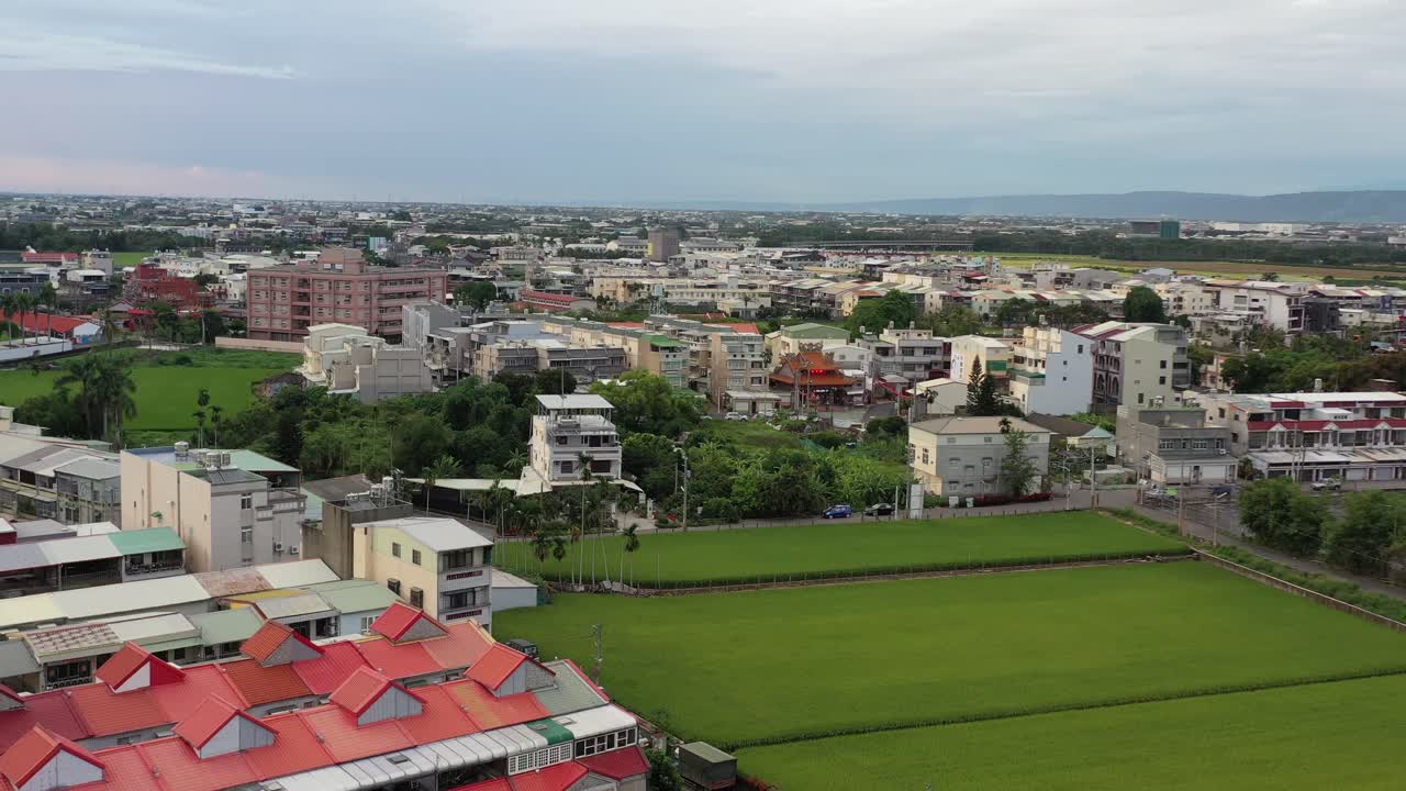그리드 팜 토지와 논, doliu city taiwan의 주거용 주택이 있는 도시 농업의 공중 드론 영상