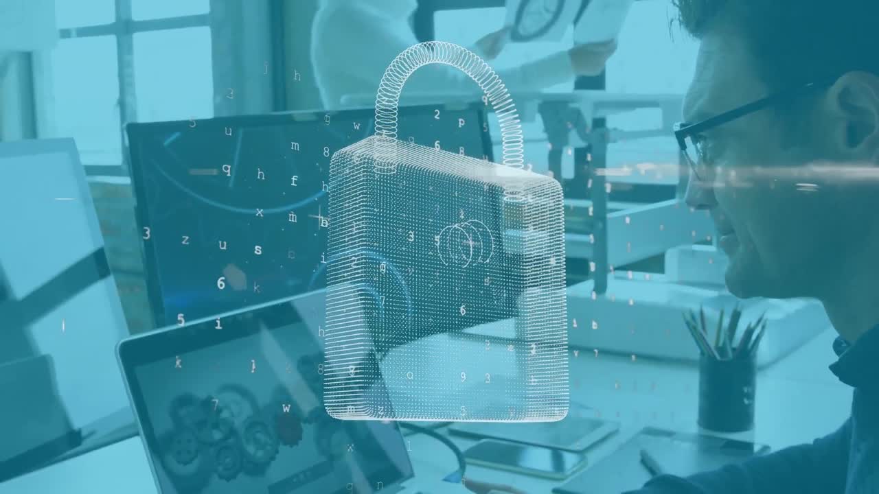 animación del candado de seguridad en línea y procesamiento de datos sobre un hombre de negocios que usa una computadora portátil