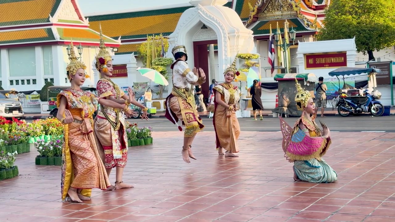 Penampil dengan Kostum Berhias Melakukan Gerakan Tari Khon Tradisional di Kuil Buddha Bersejarah