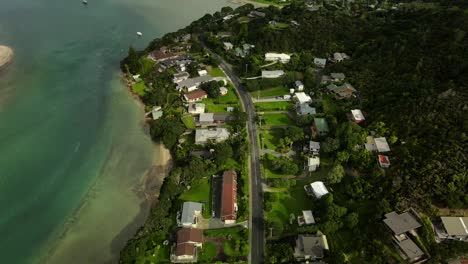hermosa inclinación aérea hasta el área de vivienda en la costa
