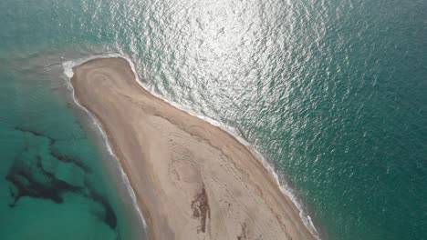 Video-De-Drones-Volando-Sobre-Una-Playa-De-Arena-Del-Cabo-Verano-Soleado-Día-Caluroso-Grecia