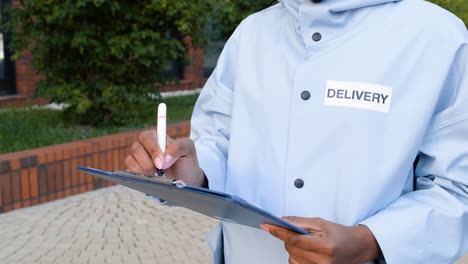 mujer joven con un clipboard al aire libre