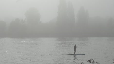Mann-Auf-Paddleboard-Bewegt-Sich-In-Starkem-Nebel