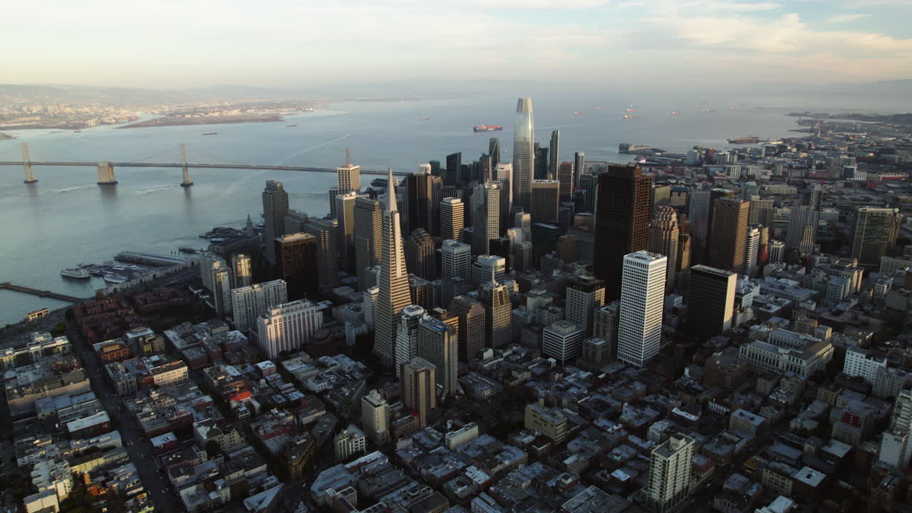 vista aérea lejos del centro de la ciudad iluminada por el sol de san francisco, hora de oro en estados unidos