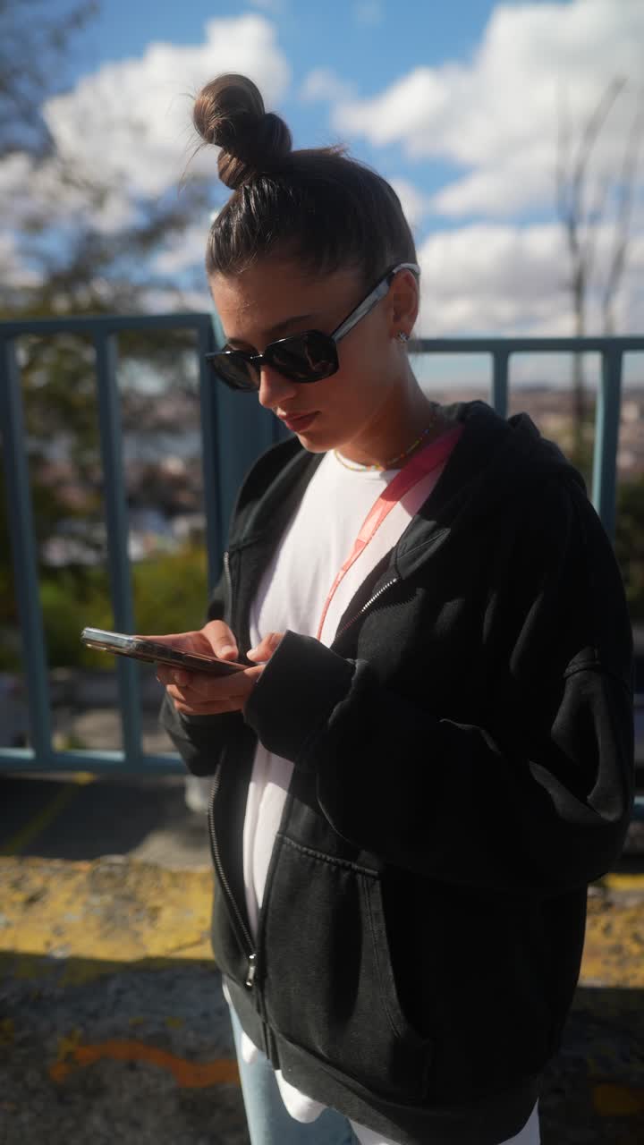 joven usando el teléfono móvil afuera