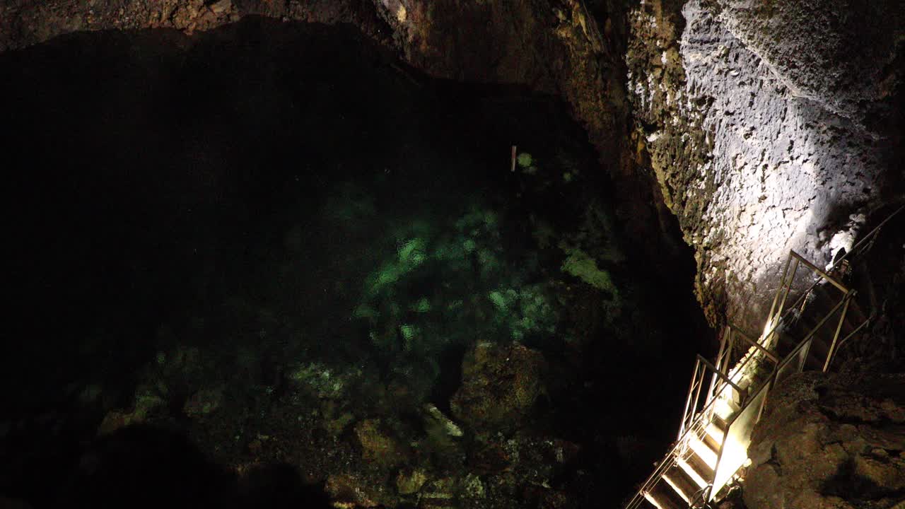 algar do carvao con un pintoresco lago en el fondo alimentado por agua de lluvia en la isla terceira, portugal