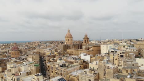 cúpulas de la basílica de senglea, en las tres ciudades fortificadas de malta - toma aérea en órbita lenta