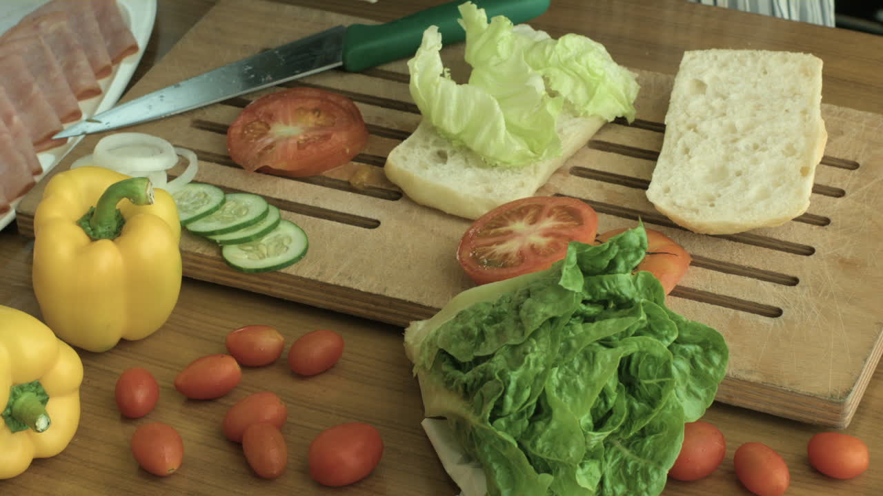 hacer un sándwich delicioso y saludable en una tabla de cortar