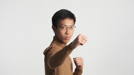 Hombre-Asiático-Haciendo-Karate-Frente-A-La-Cámara.