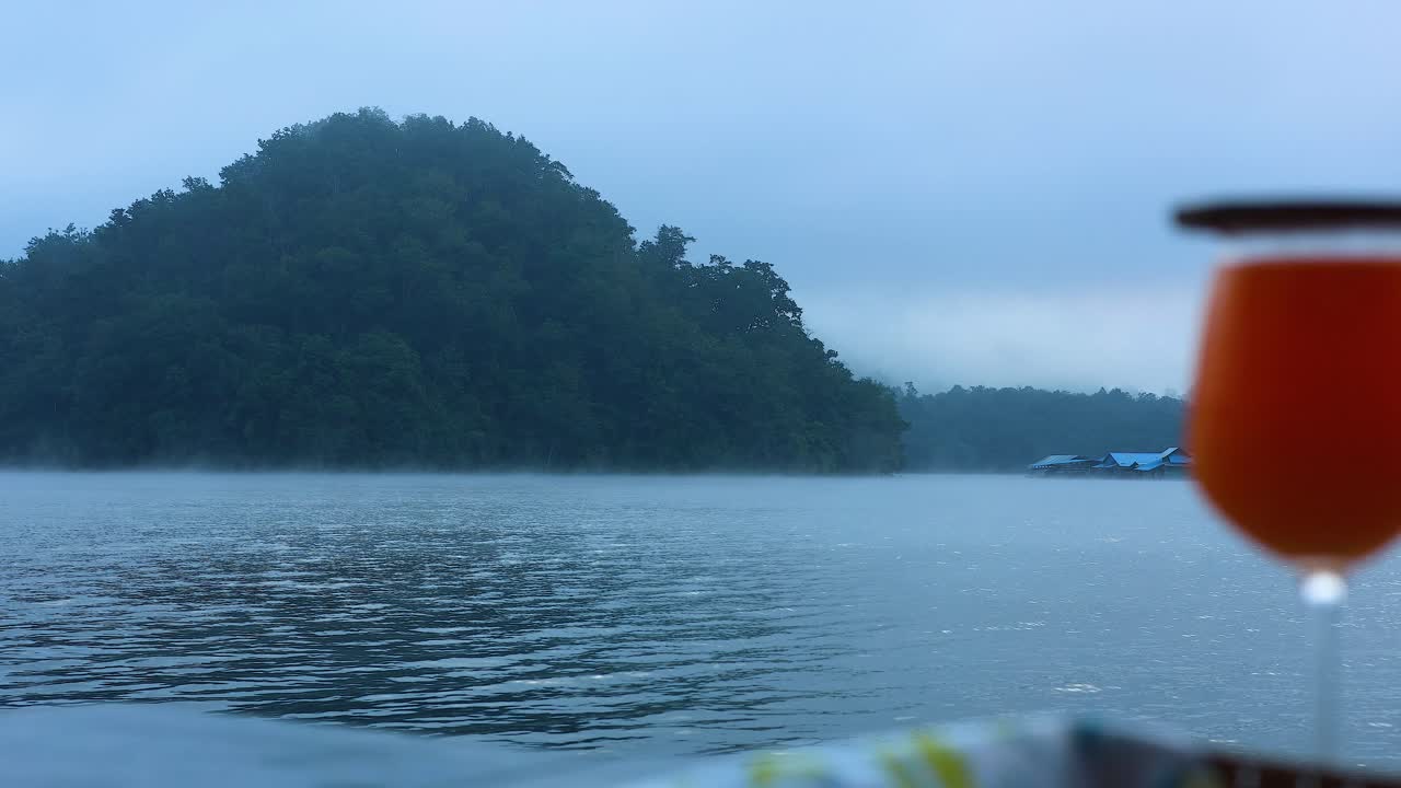 조용한 강, 안개가 가득한 산, 그리고 술