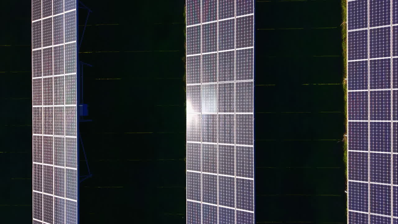 I pannelli solari catturano la luce solare in un impianto energetico durante il giorno in un contesto urbano moderno.