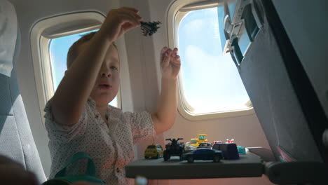 niño jugando con juguetes durante el vuelo