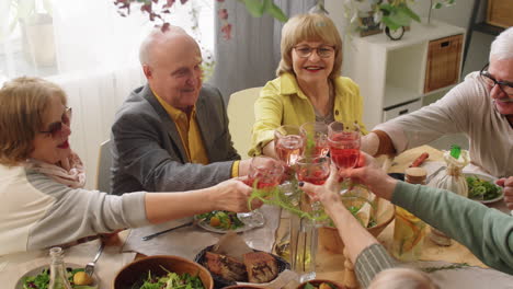 Altos-Amigos-Tintineo-Bebidas-En-Brindis-En-La-Cena