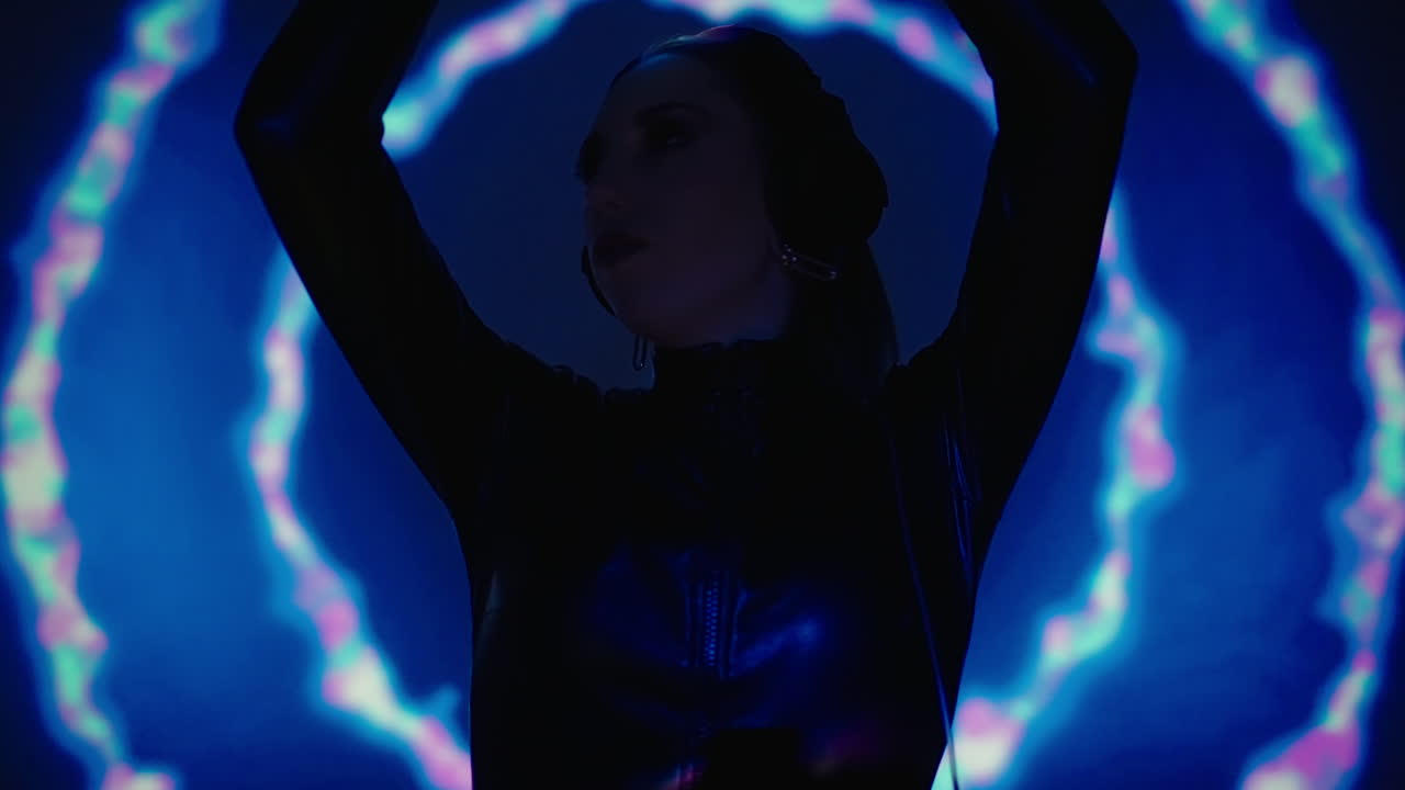 mujer dj actuando en un club nocturno