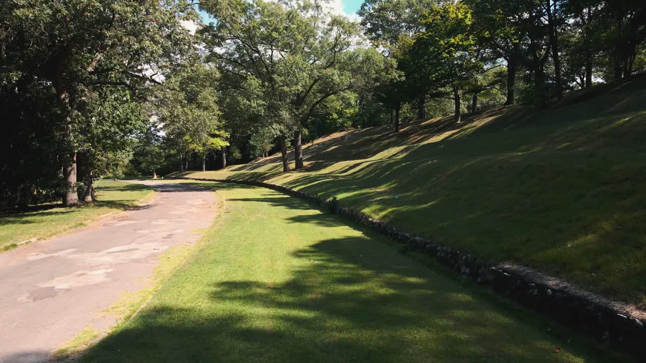 colinas onduladas hechas por el hombre a la entrada de un cementerio