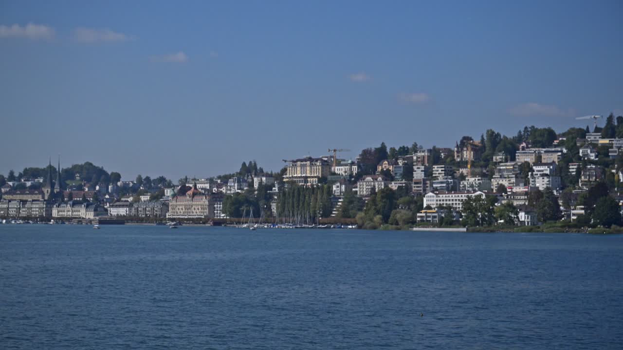 Stunning View of Lakeside City with Lush Greenery