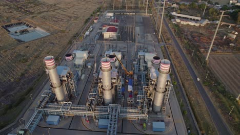 fotografía aérea de la puesta de sol de una central eléctrica