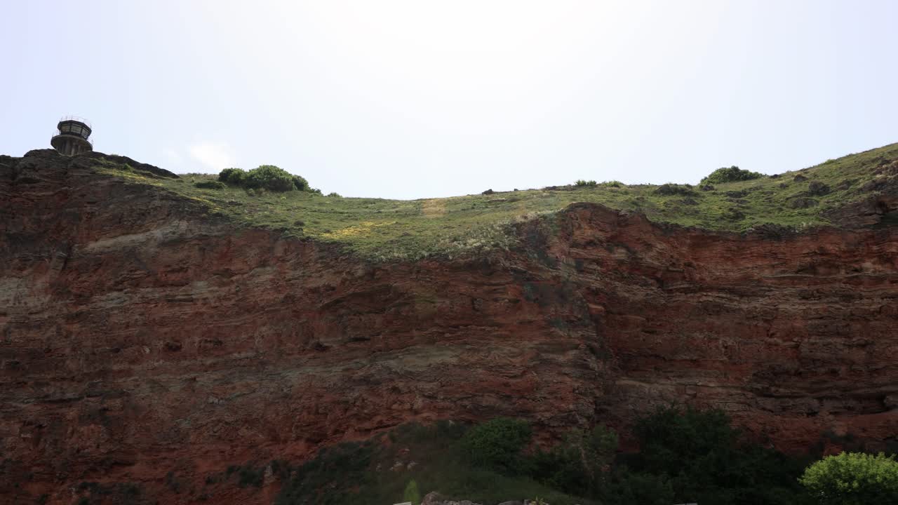 acantilados rocosos rojos en bolata, bulgaria - tiro panorámico