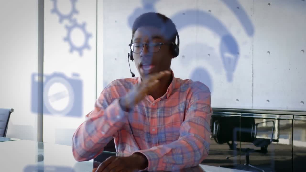 animación de una red de iconos digitales sobre un hombre de negocios usando auriculares de teléfono
