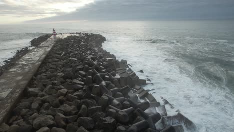 Fuertes-Olas-Del-Mar-Rompiendo-En-Las-Rocas-Del-Muelle